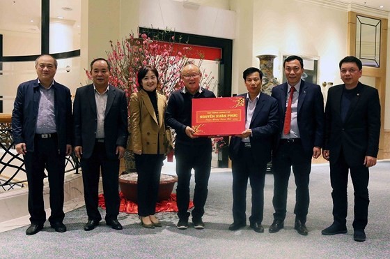Minister of Culture, Sports and Tourism Nguyen Ngoc Thien offers gift of Prime Minister Nguyen Xuan Phuc to coach Park Hang- seo