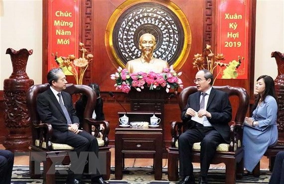 Secretary of Ho Chi Minh City Party Committee Nguyen Thien Nhan (R) receives Chinese Ambassador to Vietnam Xiong Bo (Photo:VNA)