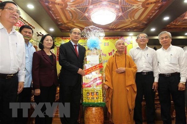 Secretary of the Ho Chi Minh City Party Committee Nguyen Thien Nhan (L) and Chairman of the Vietnam Buddhist Sangha (VBS)’s Executive Council Most Venerable Thich Thien Nhon (Source: VNA)