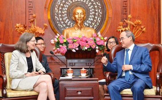 Secretary of the Ho Chi Minh City Party Committee Nguyen Thien Nhan and newly- appointed Canadian ambassador to Vietnam Deborah Paul (Photo:Viet Dung)