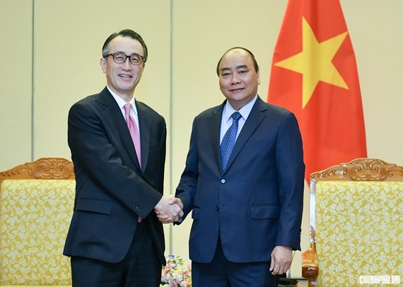 Vietnamese Prime Minister Nguyen Xuan Phuc (R) and Kanetsugu Mike, Executive President of Mitsubishi UFJ Financial Group (MUFG) Bank