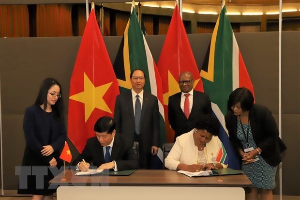 Vietnamese Deputy Foreign Minister Nguyen Quoc Cuong and South African Deputy Minister of International Relations and Cooperation Reginah Mhaule sign the meeting's minutes (Photo: VNA)