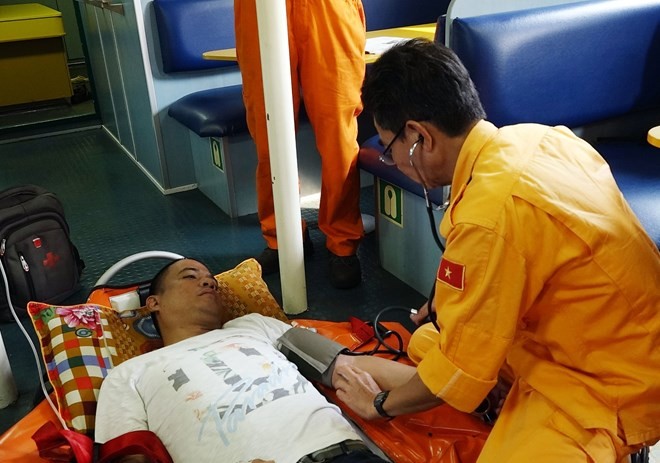 Crewman Michael Samorin is receiving medical treatment (Photo: VNA)