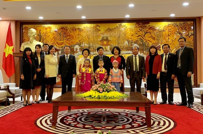 Officials of Hanoi People's Committee pose for a photo together with DPRK delegation (Photo: hanoimoi.com.vn)