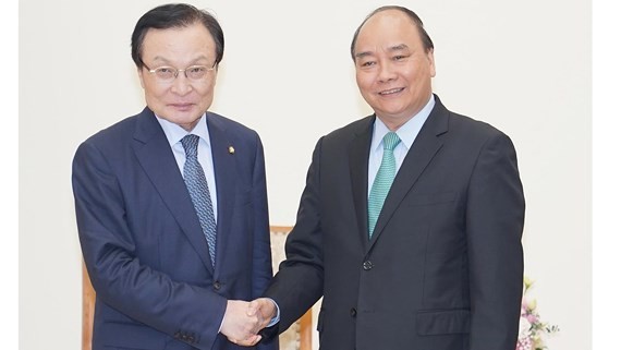 Vietnamese Prime Minister Nguyen Xuan Phuc (R) and Mr. Lee Hae- chan, Chairman of the Democratic Party of Korea. (Photo:VGP)