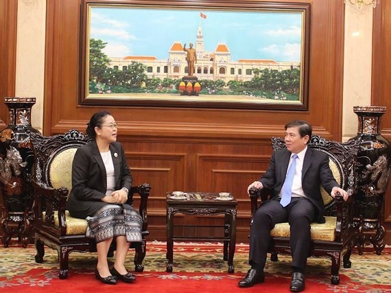 Chairman of the Ho Chi Minh City People’s Committee Nguyen Thanh Phong (right) and Lao Consul General Phimpha Keomixay (Photo: VNA) 
