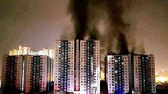 The huge fire exploded at the Carina Plaza Apartment Building 's basement floor in District 8, Ho Chi Minh City 