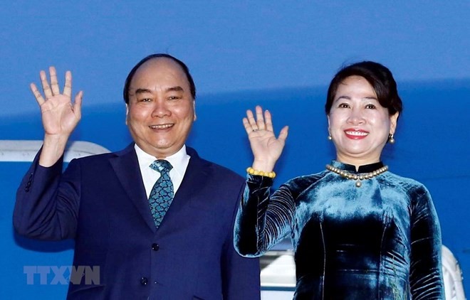 Prime Minister Nguyen Xuan Phuc (L) and his wife (Photo: VNA)