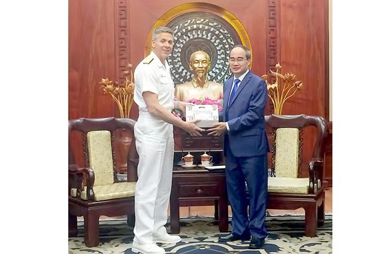 Secretary Nguyen Thien Nhan (R) and Commander of U.S. Indo-Pacific Command (USINDOPACOM) Adm. Phil Davidson