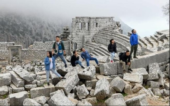 A group of Vietnamese tourists takes part in a 10-day trip to Turkey (Photo: baomoi.com)