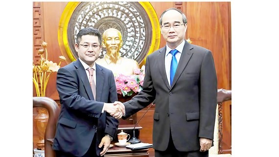 Secretary  Nguyen Thien Nhan (R) and Mr. Hirofumi Otsuka, Director of Asia Growing Markets Division and Sumitomo Mitsui Banking Corporation (SMBC)