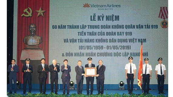Vietnamese PM Nguyen Xuan Phuc awards Second-class Independence Order to Flight Crew Division 919 (Photo:VGP)