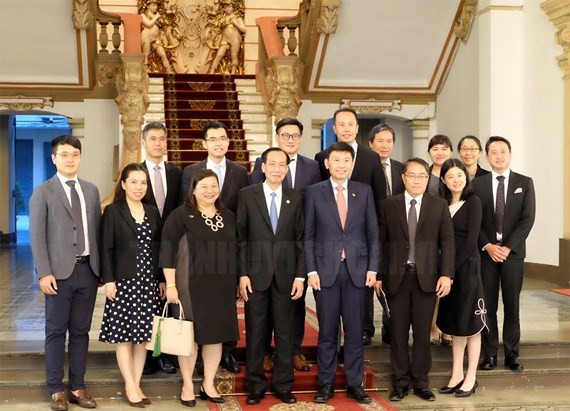  Standing Vice Chairman of HCMC People's Committee Le Thanh Liem poses a photo with Mr. Chee Hong Tai, High-level State Secretary of Ministry of Trade & Industry and Ministry of Education of Singapore.(Photo:hcmcpv)