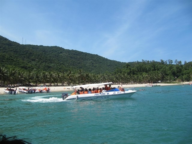 A boat docks on a beach off the Cham Islands. The world biosphere reserve is vulnerable to mass tourism with overloaded boats and logistics demands. (Photo: VNA)