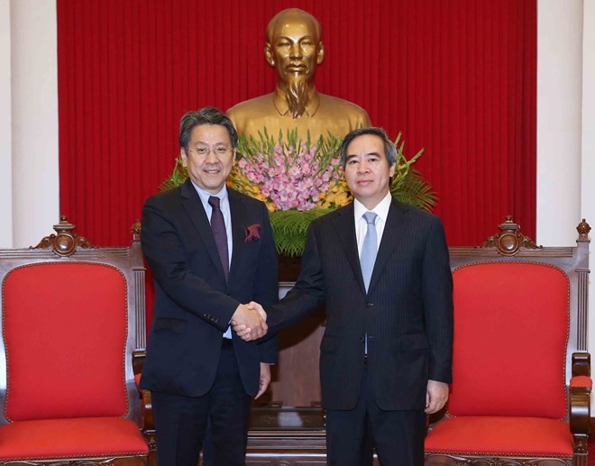 Politburo member and head of the Party Central Committee’s Economic Commission Nguyen Van Binh (right) receives Governor of the Japan Bank for International Cooperation Tadashi Maeda in Hanoi on May 17 (Photo: VNA)