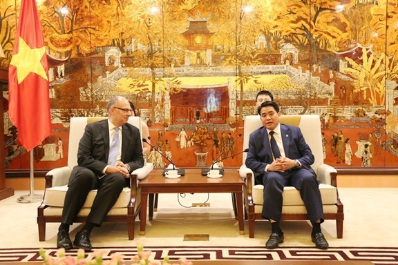 Chairman of the municipal People’s Committee Nguyen Duc Chung (R) and newly-accredited Danish Ambassador to Vietnam Kim Hojlund Christensen (Photo: thanglong.chinhphu.vn)