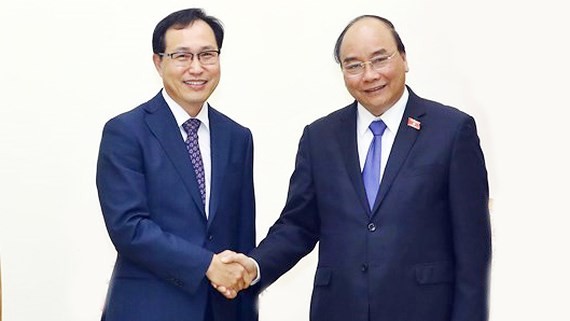 Vietnamese Prime Minister Nguyen Xuan Phuc and Mr. Choi Joo Ho, General director of Samsung Vietnam (Photo:VNA)