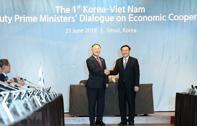 Deputy Prime Minister Vuong Dinh Hue (R) and Deputy Prime Minister of the Republic of Korea Hong Nam Ki at the dialogue (Photo: VNA)
