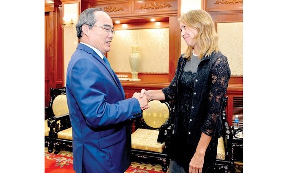  Secretary of the Ho Chi Minh City Party Committee Nguyen Thien Nhan receives the United States Consul General in Ho Chi Minh City Mary Tarnowka