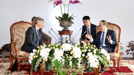 Secretary of the Ho Chi Minh City Party Committee Nguyen Thien Nhan and National Secretary of the French Communist Party Fabien Roussel. 