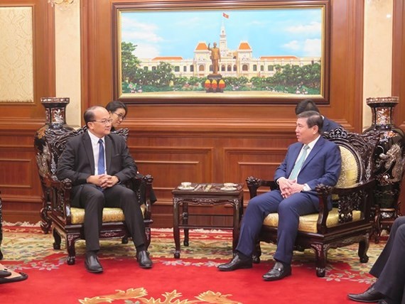 Chairman of the Ho Chi Minh City People’s Committee Nguyen Thanh Phong receives new Singaporean Consul General to Ho Chi Minh City Kho Ngee Seng Roy (Photo:HCM CityWeb)