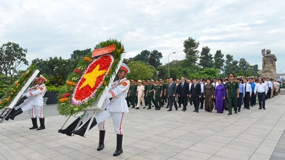 The city delegation visits the Ho Chi Minh City Martyrs Cemetery in District 9 