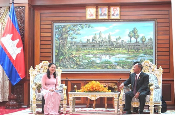 Chairwoman of the Municipal People’s Council Nguyen Thi Le and President of the National Assembly of Cambodia and Chairman of the Solidarity Front for Development of the Cambodian Motherland Samdech Heng Samrin