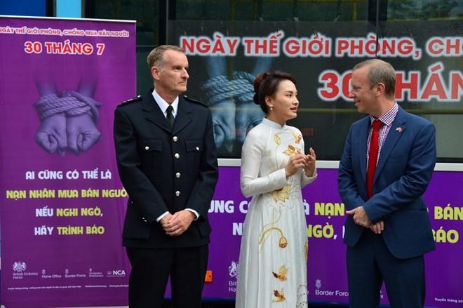 British Ambassador to Vietnam Gareth Ward (R) and Vietnamese actress Bao Thanh at the event (Photo: thanhnien.vn)