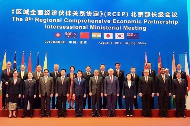 Vietnamese Deputy Minister of Industry and Trade Tran Quoc Khanh (back row, fourth from left) and other delegates at the 8th Regional Comprehensive Economic Partnership (RCEP) Intersessional Ministerial Meeting in Beijing, China, on August 3 (Photo: VNA)