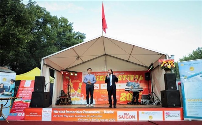 Director of Asia Sky Tours Nguyen Xuan Hung (R) speaks at the Vietnamese pavilion in the 23rd International Berlin Beer Festival (Photo: VNA)  