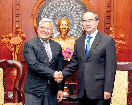 Secretary of the Ho Chi Minh City Party Committee Nguyen Thien Nhan and Indonesian Ambassador in Vietnam Ibnu Hadi. (Photo: VIET DUNG)