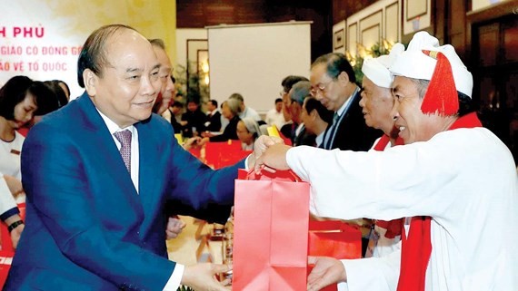 Prime Minister Nguyen Xuan Phuc presents gifts to dignitaries (Source: VNA)