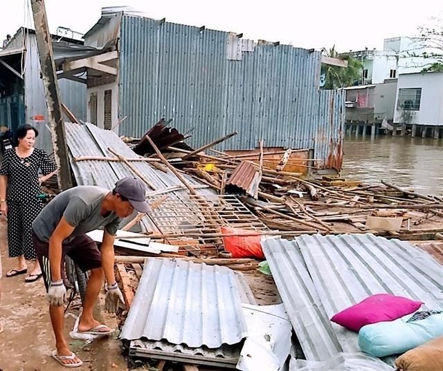 Heavy rains and winds flattened or blew off the roofs of nearly 30 houses in Ca Mau City’s Tac Van Commune on August 9. (Photo: VNA)
