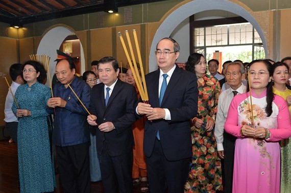 A delegation of Ho Chi Minh City Party Committee, People’s Council, People’s Committee and Vietnam Fatherland Front Committee of Ho Chi Minh City offer incense at the Ton Duc Thang Museum on the 131th birth anniversary of President Ton Duc Thang (photo:Vi