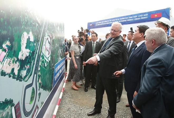 Australian Prime Minister Scott Morrison (third, right) visits the Vietnamese Formula 1 circuit project in Hanoi on August 23 (Photo: VNA)