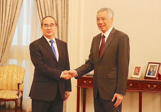 Singaporean Prime Minister Lee Hsien Loong shakes hands with Mr. Nguyen Thien Nhan, Secretary of Ho Chi Minh City Party Committee on August 16th, 2019. (Photo: SGGP/ Kieu Phong)