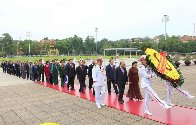 The delegation of national leaders at President Ho Chi Minh's mausoleum in Hanoi (Photo: VNA)