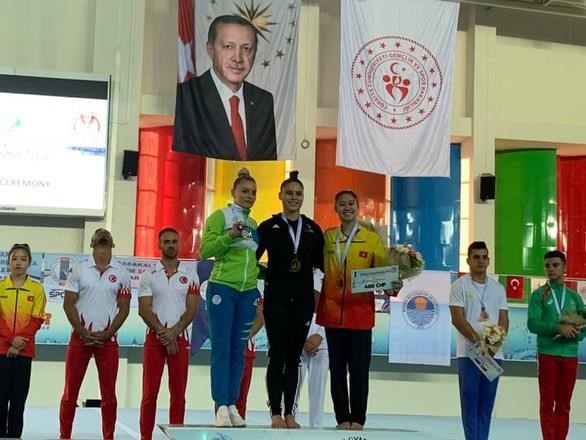 Nguyen Tienna Katelyn (right) celebrates winning bronze medal at the FIG Artistic Gymnastics World Challenge Cup in Turkey. (Photo: tuoitre.vn)