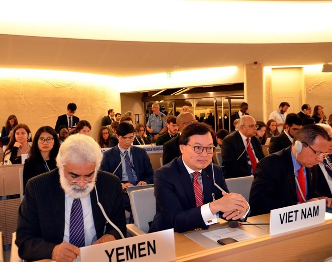 Ambassador Duong Chi Dung (second from left) at the 42nd session of the UN Human Rights Council.(Photo: VNA)