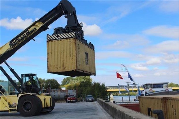 First containers are shipped from France to Vietnam via the new waterway shipping route (Photo: VNA)