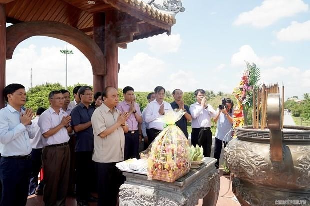 Prime Minister Nguyen Xuan Phuc on September 15 paid tribute to martyrs at the Quang Tri Ancient Citadel on the occasion of their death anniversary (September 16). (Photo: VNA)