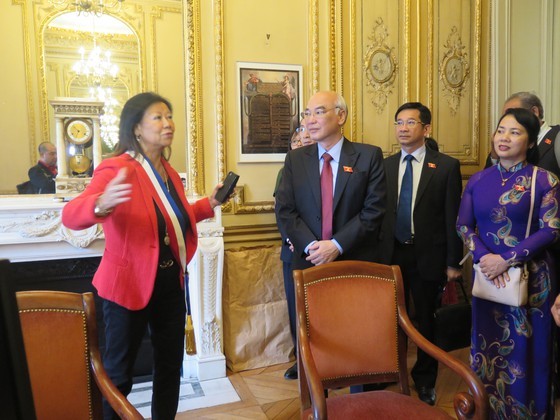 Mayor of the 8th arrondissement of Paris Ms. Jeanne D’hauteserre talks with the delegation of National Assembly of Ho Chi Minh City