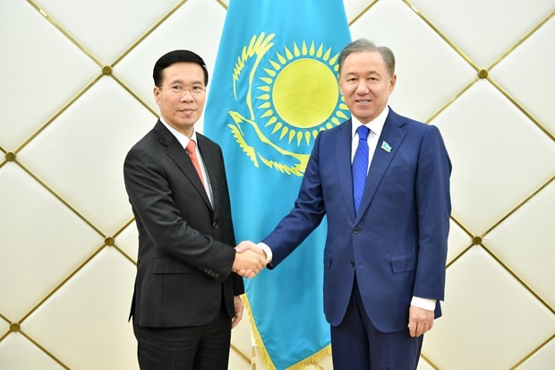 Politburo member and head of the Party Central Committee’s Commission for Information and Education Vo Van Thuong (L) and Chairman of the Mazhilis of the Kazakhstan Parliament (lower house) Nurlan Nigmatulin (Photo: VNA)