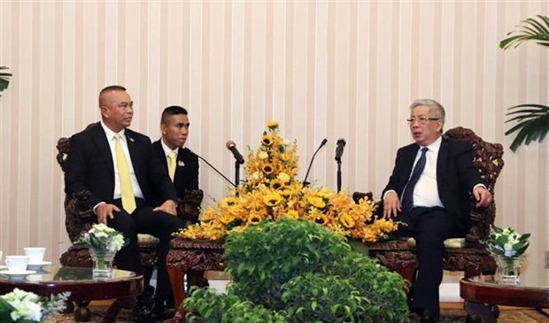 Vietnam’s Deputy Defence Minister Nguyen Chi Vinh (R) and Thailand’s Permanent Secretary of Defence Natt Intracharoen at the dialogue (Photo: VNA)