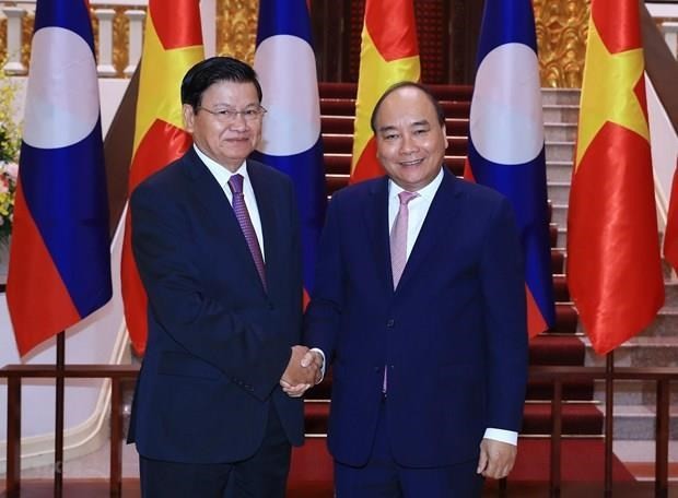 Lao Prime Minister Thongloun Sisoulith (L) begins his official visit to Vietnam on October 1 at the invitation of PM Nguyen Xuan Phuc. (Photo: VNA)
