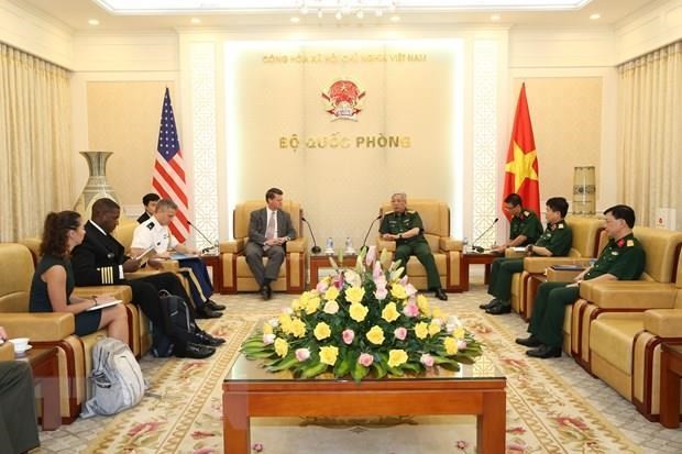 Deputy Minister of National Defence Sen. Lieut. Gen. Nguyen Chi Vinh (R) and Assistant Secretary of Defence for Indo-Pacific Security Affairs in the US Government Randall Schriver (Source: VNA)
