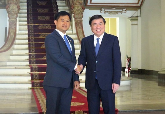 Chairman of the People’s Committee of Ho Chi Minh City Nguyen Thanh Phong (R) and new Cambodian Consul General to Ho Chi Minh City Sok Dareth (Photo:hcmcpv)
