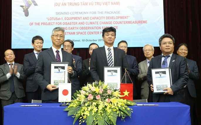 The signing ceremony for the package (Photo: Bao Tin Tuc)