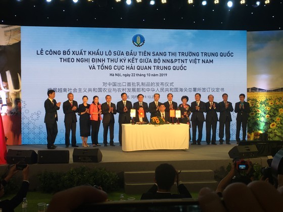 A signing of exporting Vietnam’s first batch of milk to China market under the witness of Deputy PM Vuong Dinh Hue and Head of the Party Central Committee's Economic Commission Nguyen Van Binh
