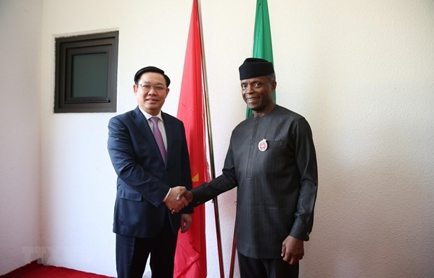 Deputy Prime Minister Vuong Dinh Hue  (L) and Nigerian Vice President Yeni Osinbajo (Source: VNA)